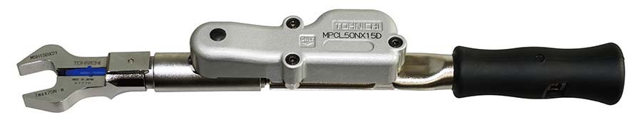 在开口交换头式预锁型标记扭力扳手MPCL50NX15D上安装了专用交换头MSH15DX21和蓝色标记工具后的状态